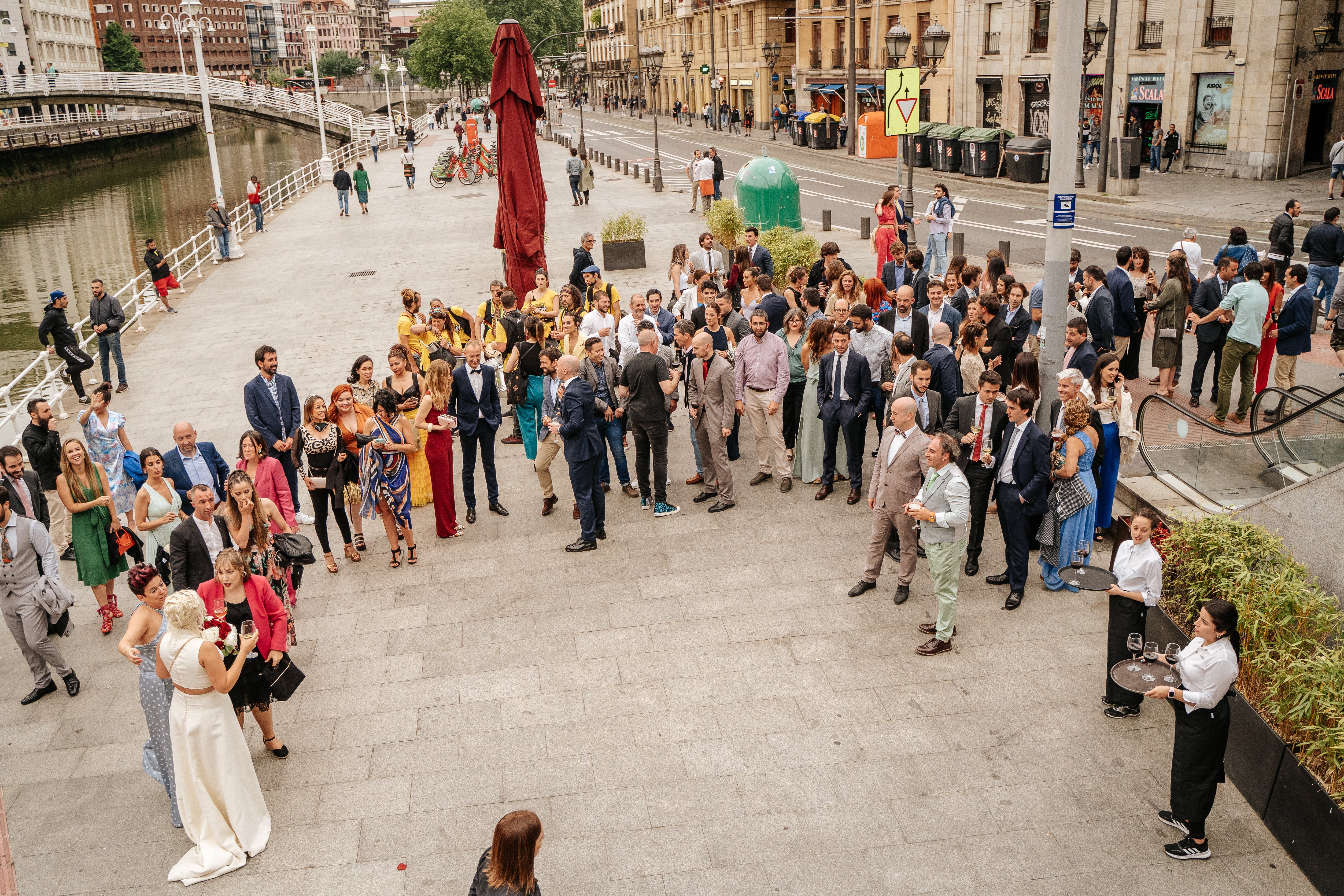 Fotos: La boda de Elisa y Beñat: un vestido de novia de Koopera y el tranvía de Bilbao alquilado para invitados