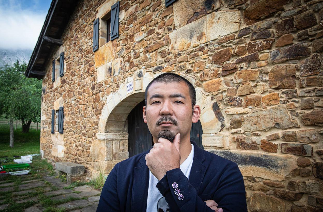 Tetsuro Maeda posa ante el caserío donde proyecta abrir un asador.