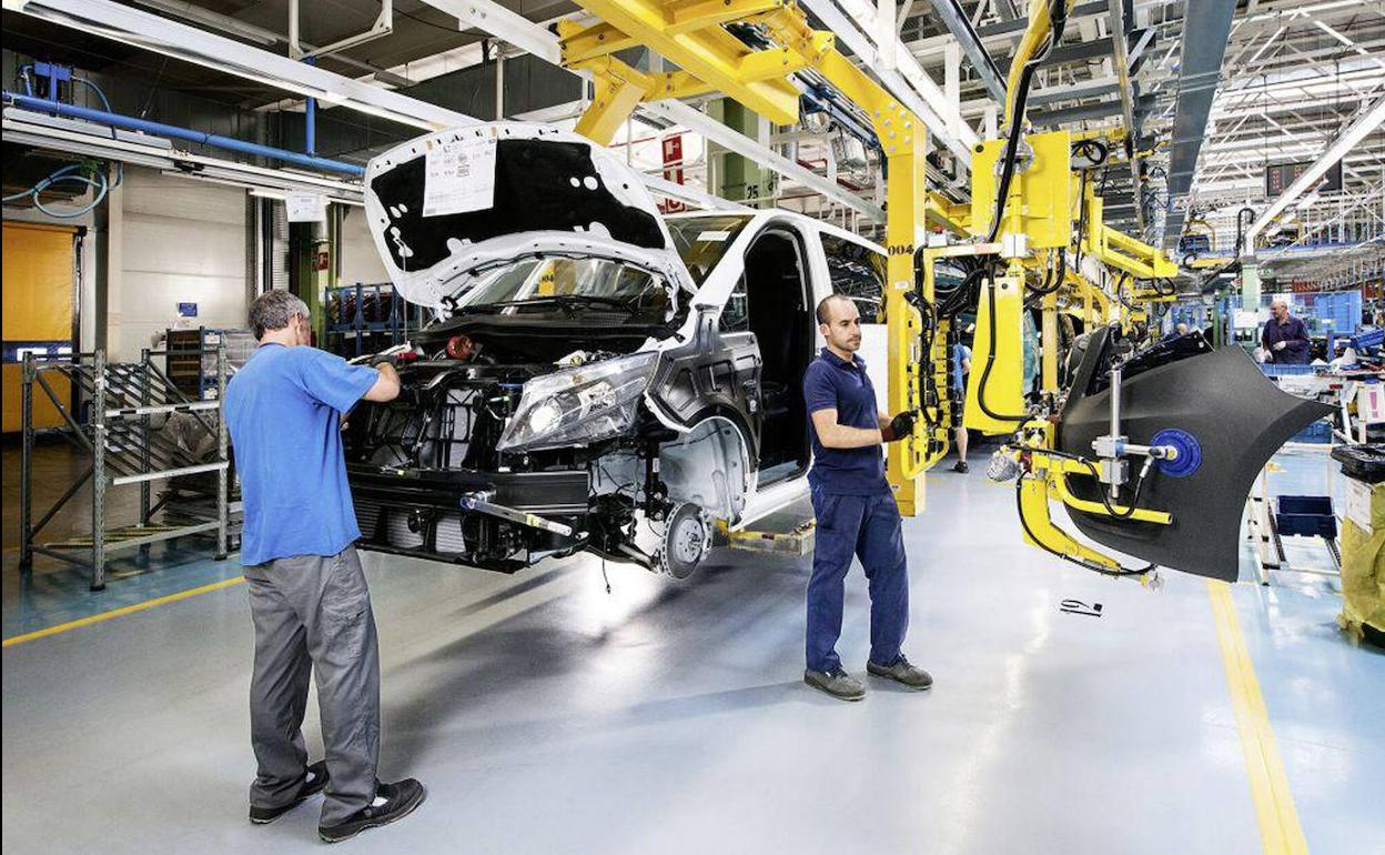 Operarios de Mercedes en la cadena de montaje de la planta de Vitoria.