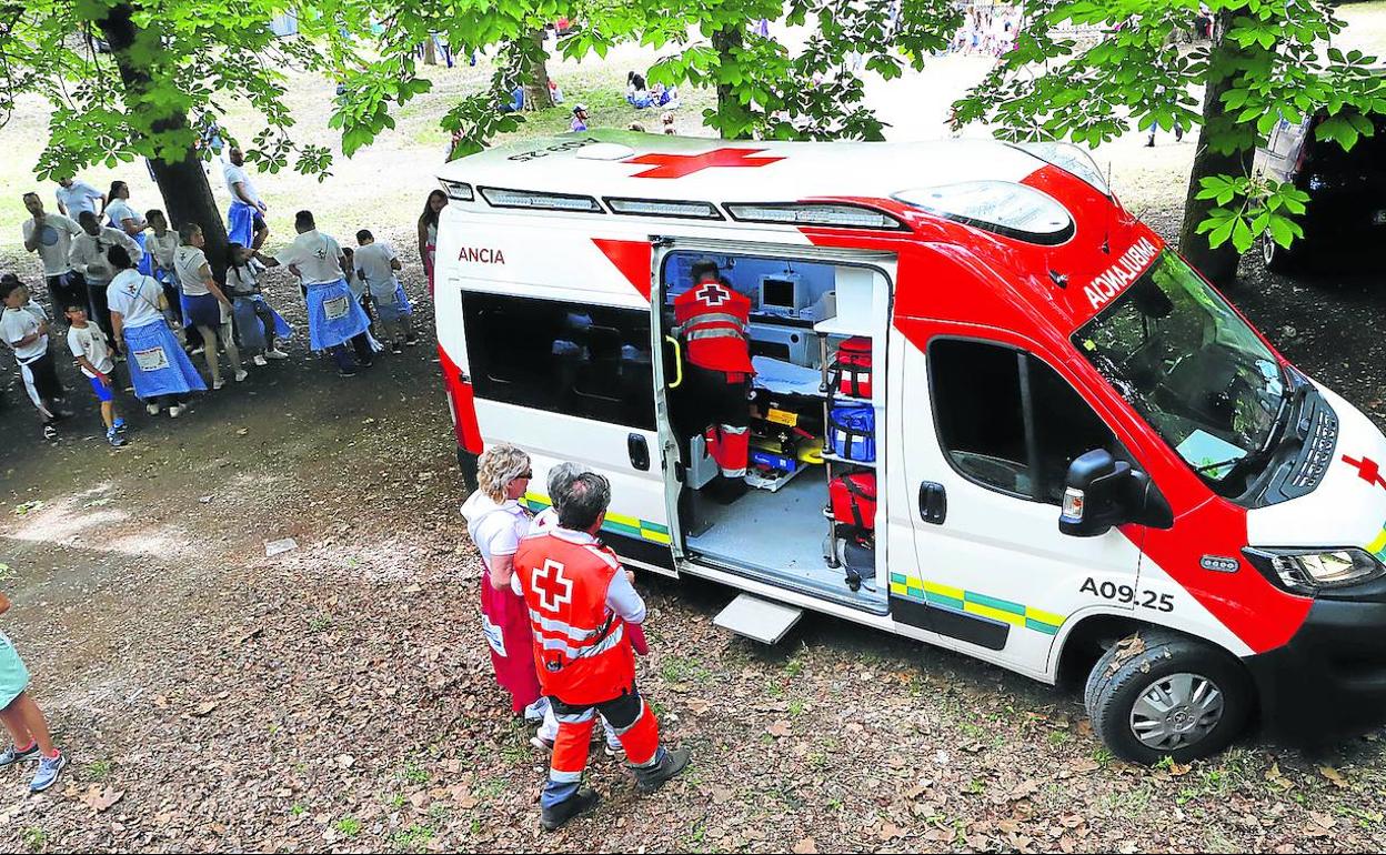 La ambulancia atiende a una sanjuanera el lunes en el entorno de La Laguna. 