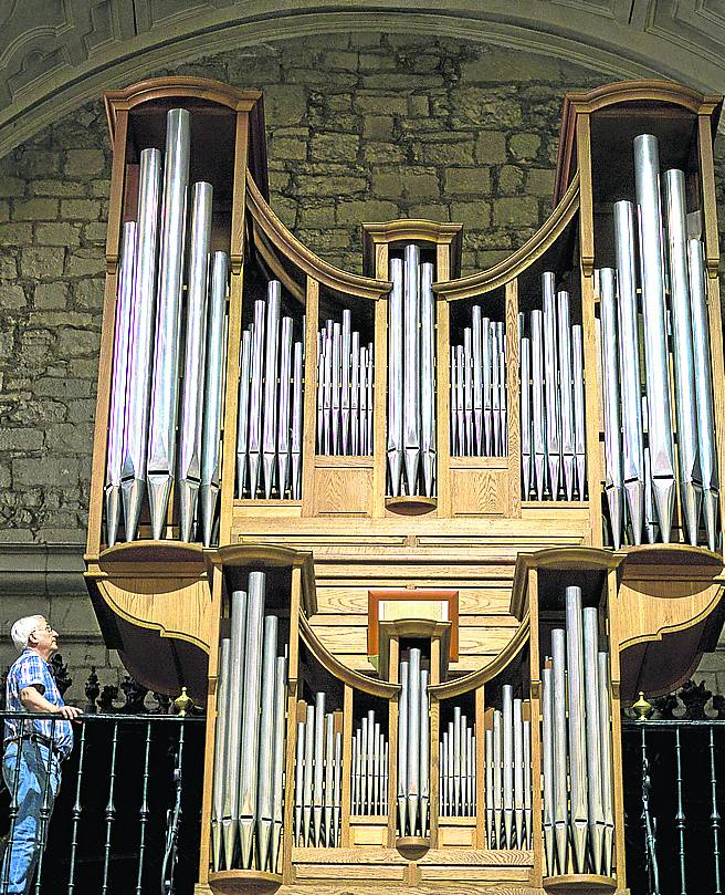 pSanta María de Oion. Obra de Joaquín Lois en 1995. Consta de consola de ventana, dos teclados manuales de 56 notas y un pedal de 30.