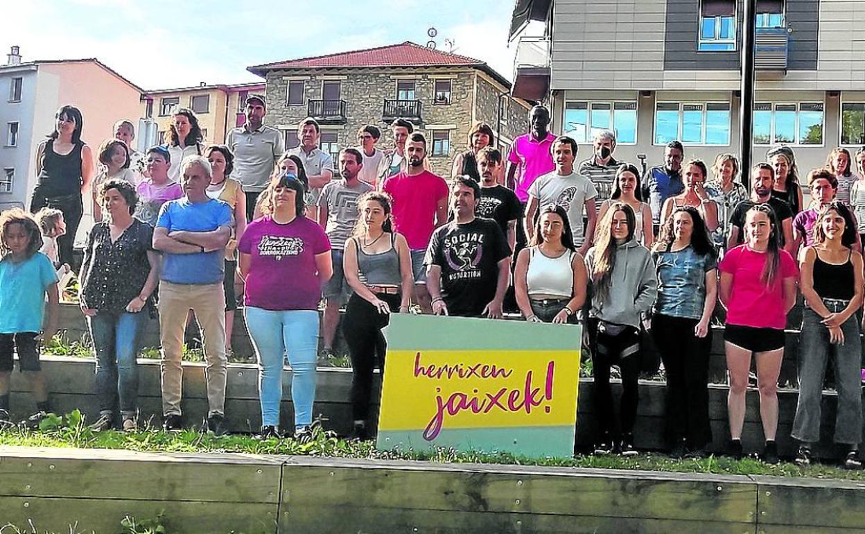 Integrantes de la plataforma Herrixen Jaixek1 durante su presentación en público. 