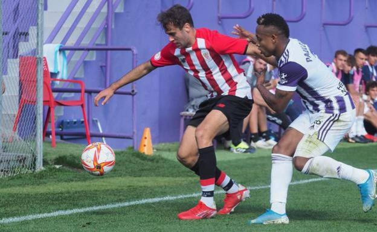 Álvaro Núñez, en un duelo contra el Valladolid. 