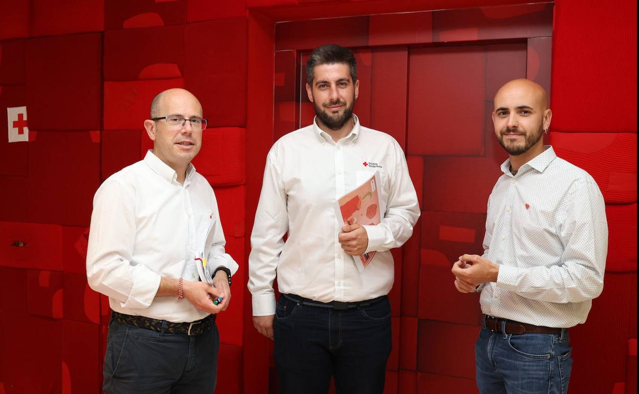 Manu Calvo, secretario provincial; Víctor Gutiérrez, presidente de Cruz Roja Bizkaia y Guillermo Vázquez, coordinador de la organización en el territorio 