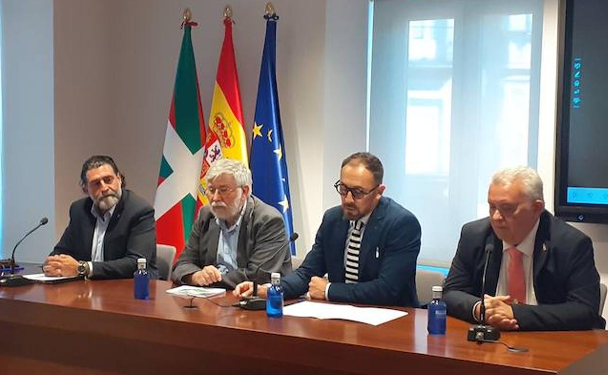 El director del Centro Memorial de Víctimas, Florencio Dominguez y el delegado del Gobierno, Denis Itxaso, flanqueados por el presidente de Mila Esker, Julio Rivero y su homólogo de ACFSEVT, Paco Zaragoza. 