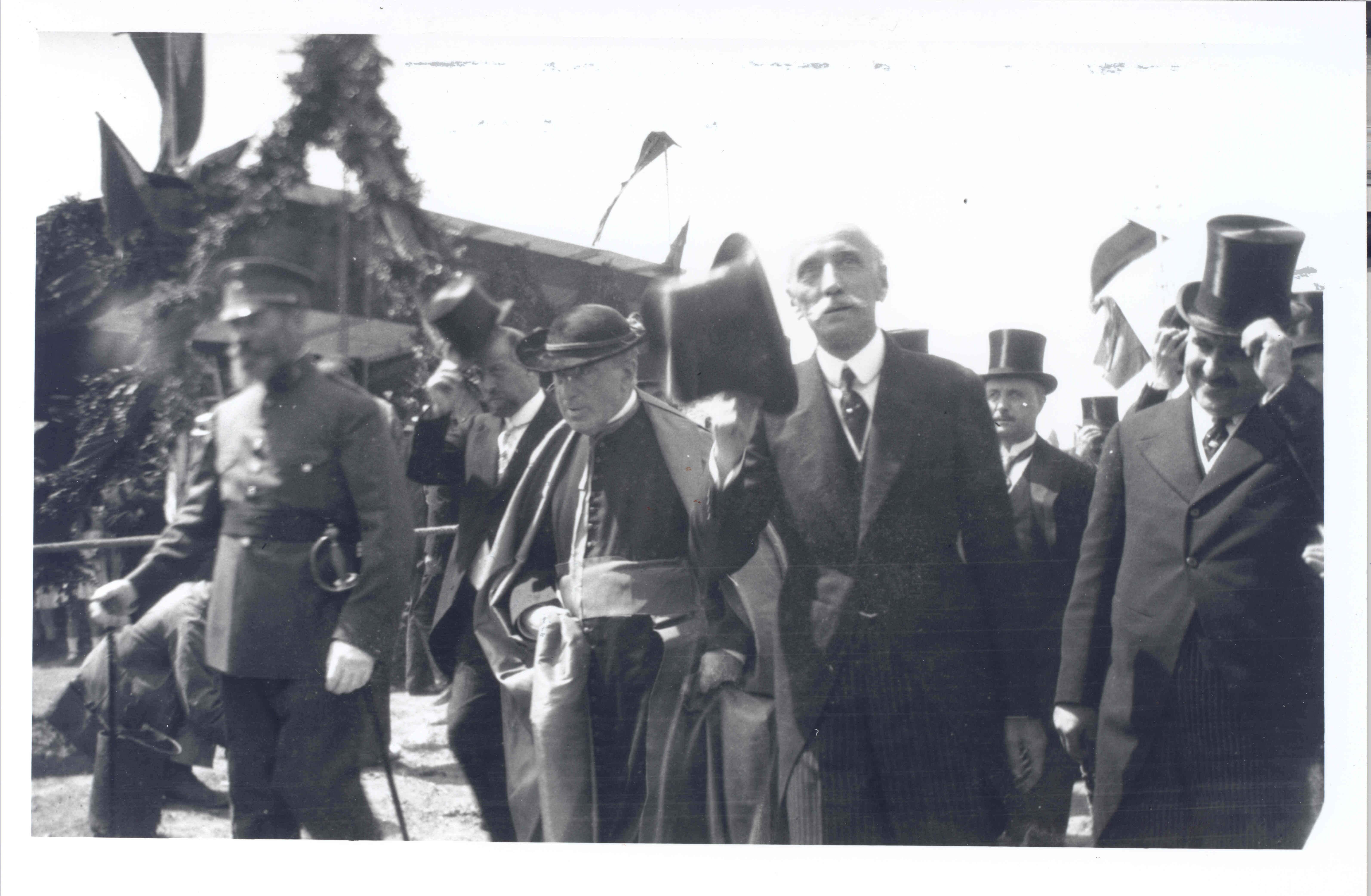 Eduardo Dato e Iradier durante los actos de inauguración de las obras del edificio de la escuela de Artes y Oficios. 