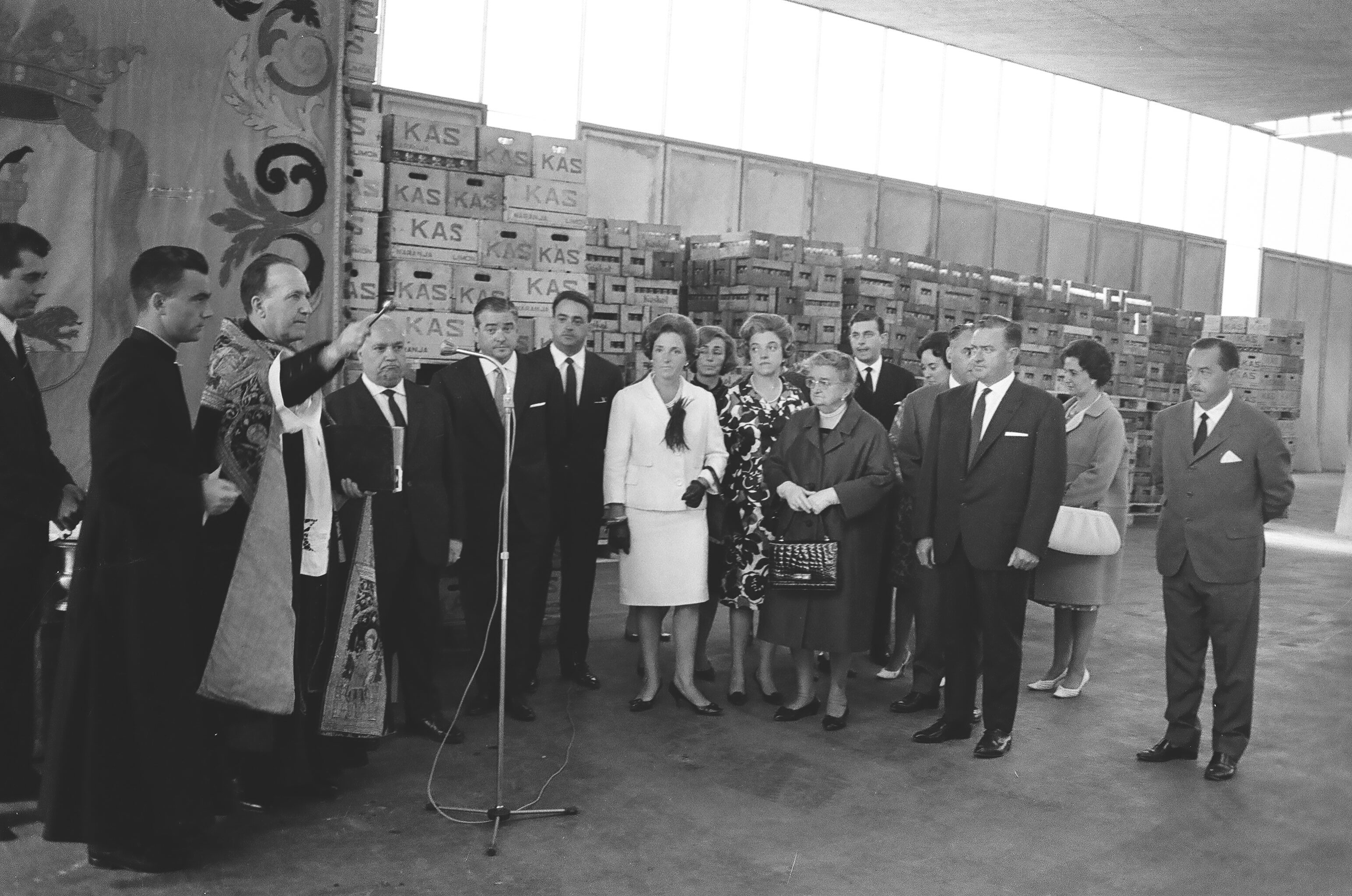Inauguración de la fábrica del KAS en Gamarra. La industria fue bendecida por Ignacio Zamallona que ostentaba la representación del obispo.