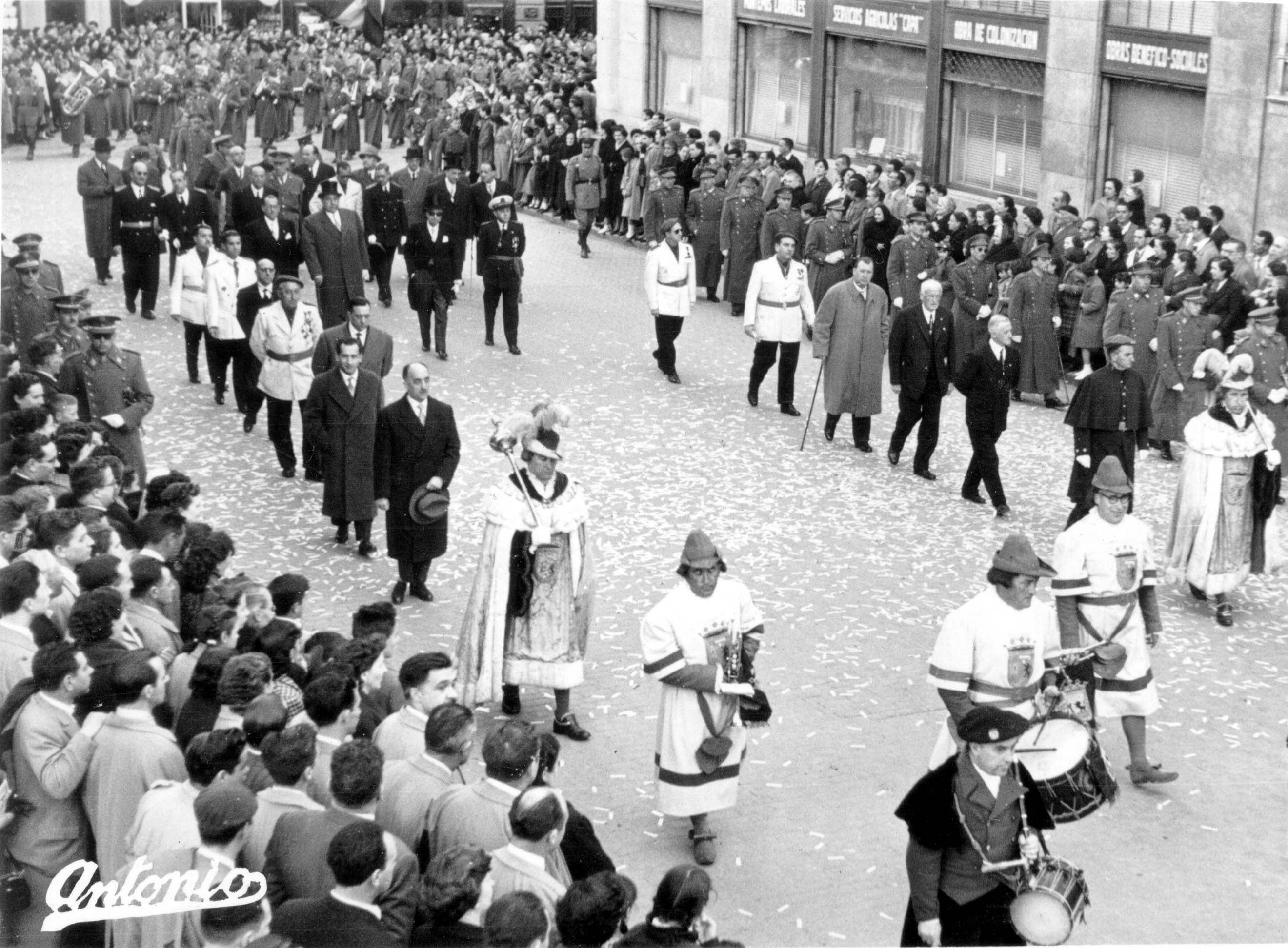Vista del desfile en honor del nuevo obispo de la diócesis de Vitoria-Gasteiz, a la altura de la cuesta del Banco de España. 