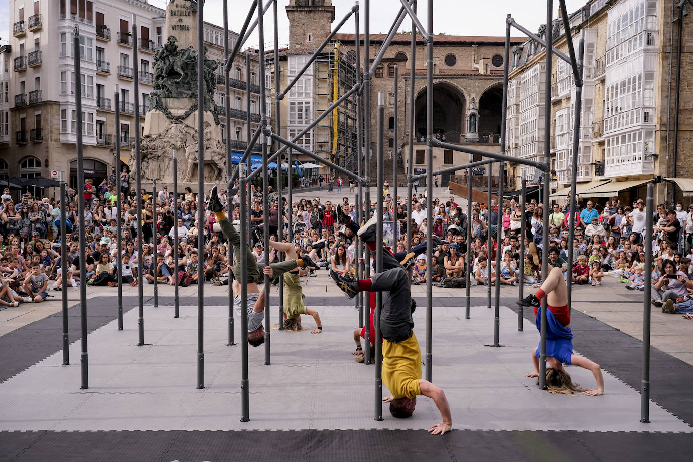Espectáculo 'WILD' de la compañía Motionhouse en la plaza de la Virgen Blanca