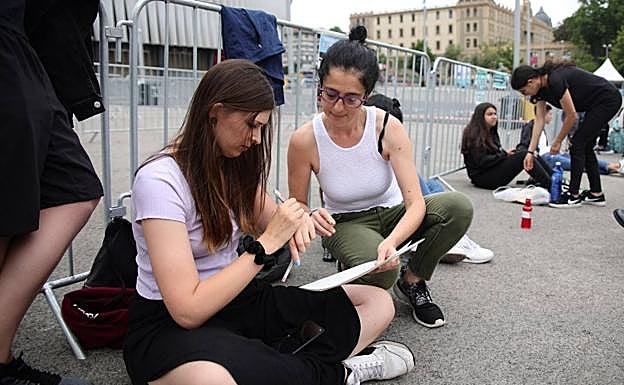 Se han anotado los números en las manos del orden de llegada.
