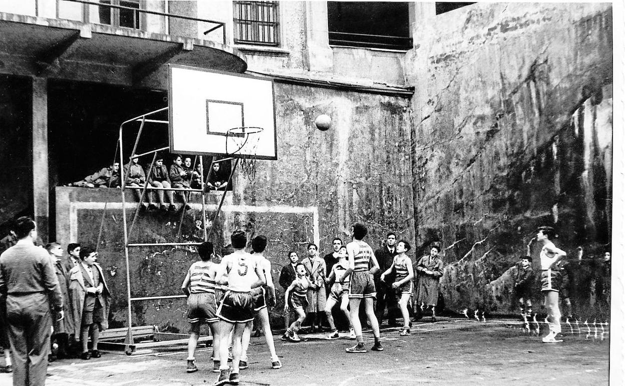 Datos valiosos. El Patronato dispone de un banco de datos formado por miles de fotografías y recortes de prensa que reflejan la historia de sus equipos de baloncesto, que surgieron de una sección de fútbol y cuyos practicantes se iniciaron en una época en la que se consideraba extraño jugar en camiseta de tirantes. 