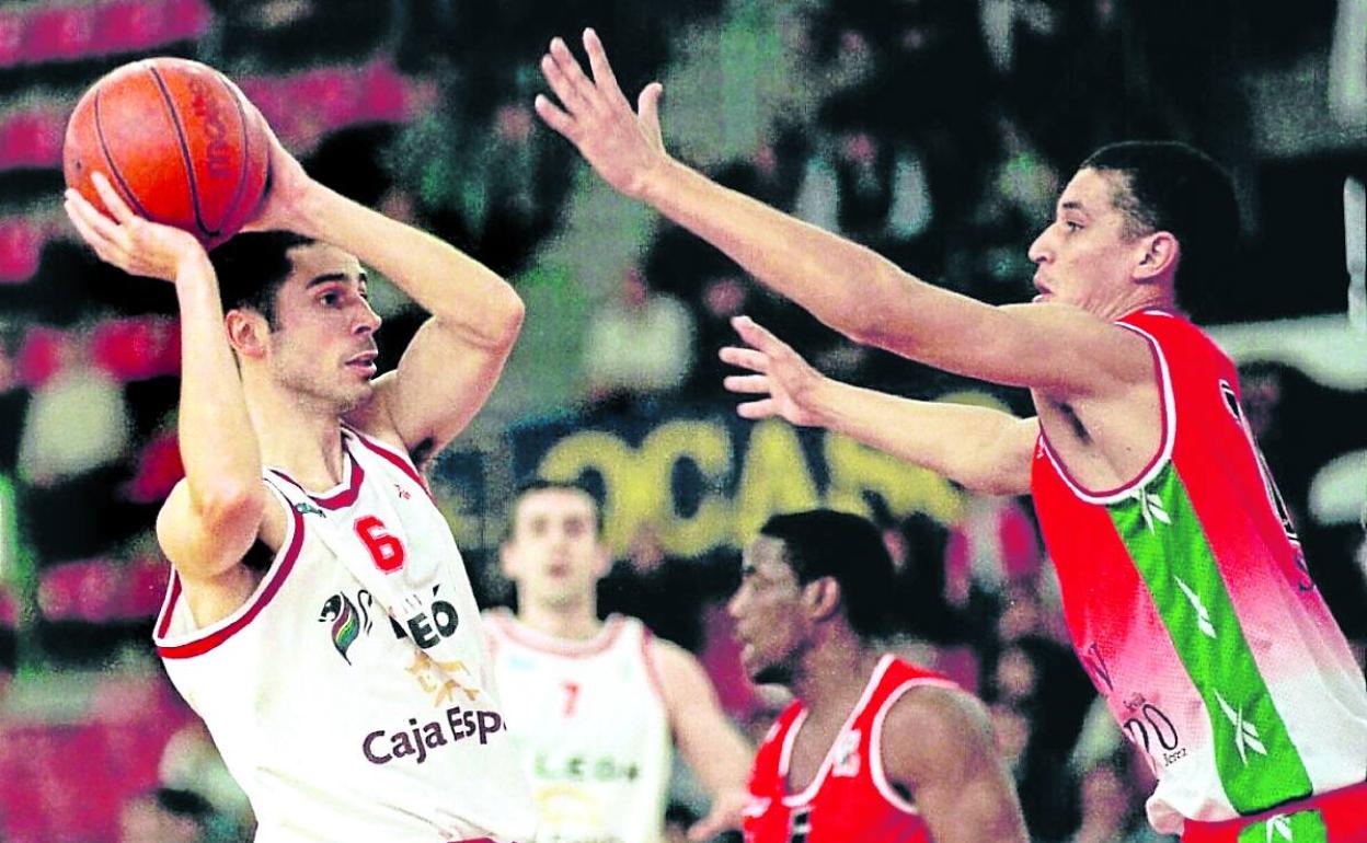 Peñarroya, a la izquierda, en su época de jugador con la camiseta del León Caja España. 