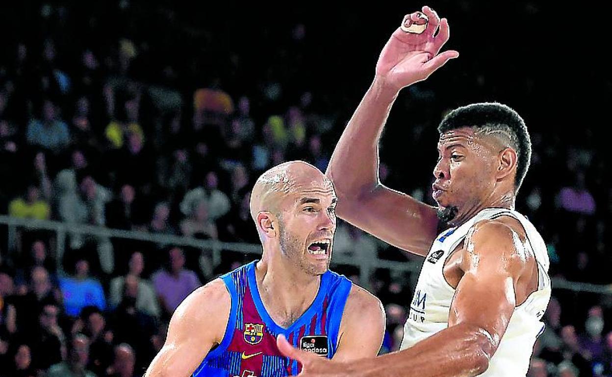 Tavares obstaculiza la penetración de Calathes.