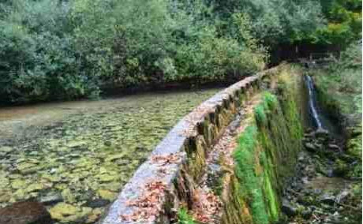 La renovación de la conducción desde el nacedero del ZIrauntza obligará a excavar los cantos rodados del vaso. 