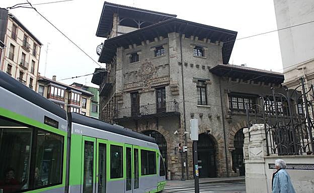 Un moderno tranvía pasa ante la estación de Atxuri.