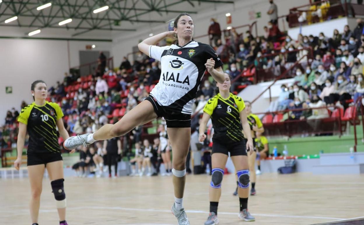 Andrea Zaldua en un partido con el Aiala Zarautz 