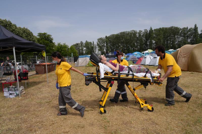 Imagen secundaria 1 - El calor sofocante se ha hecho notar a primera hora de la tarde en el camping del festival. 