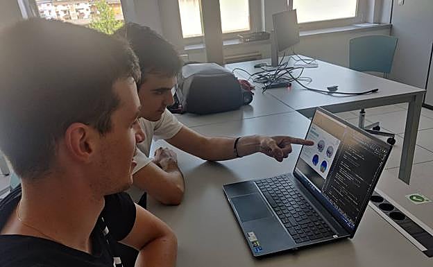 Iñigo Tellaetxe e Imanol Isasa, ingenieros biomédicos. 