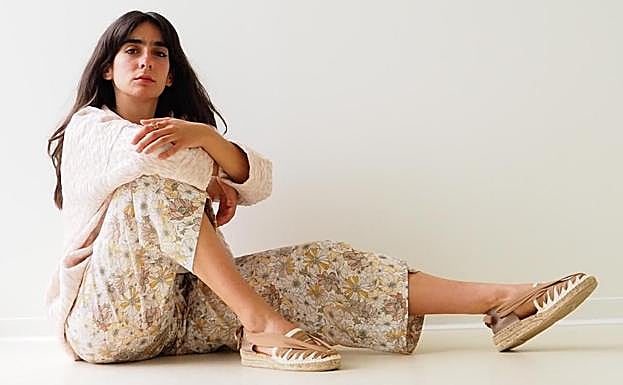 Violeta posa con pantalón 'Kukat' y sudadera 'Bulles' 