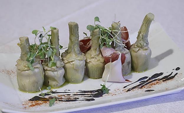 Alcachofas de temporada con jamón ibérico, alioli de tinta de calamar.