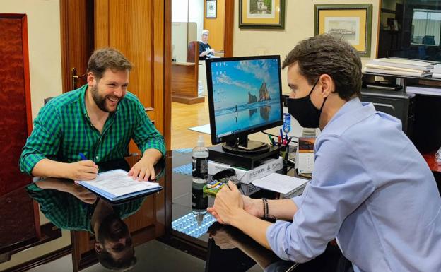 Con Héctor Sánchez, gerente de la Asociación de Hostelería de Bizkaia, en su sede de Gran Vía.