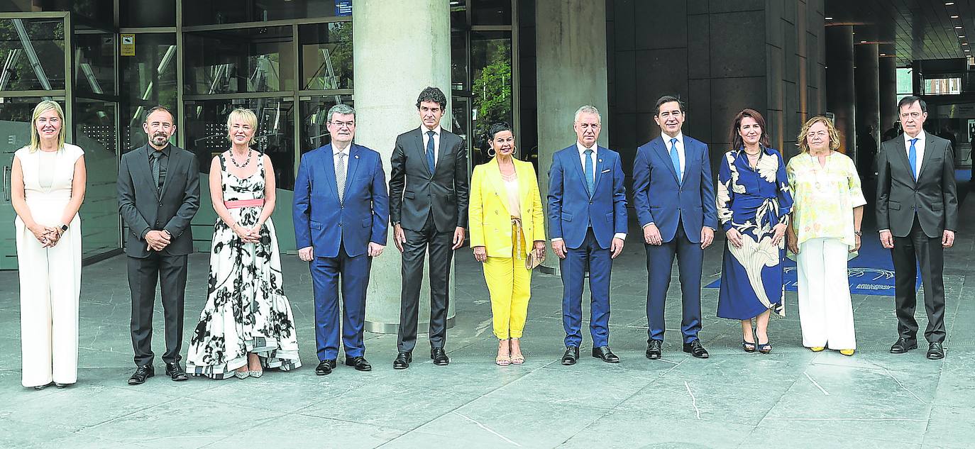 Ana Otadui, Denis Itxaso, Carme Artigas, Juan Mari Aburto, Unai Rementeria, Lucía Arieta-Araunabeña, Iñigo Urkullu, Carlos Torres, Mireia Uribeetxebarria, Rosa Menéndez y Rafael Pardo. 