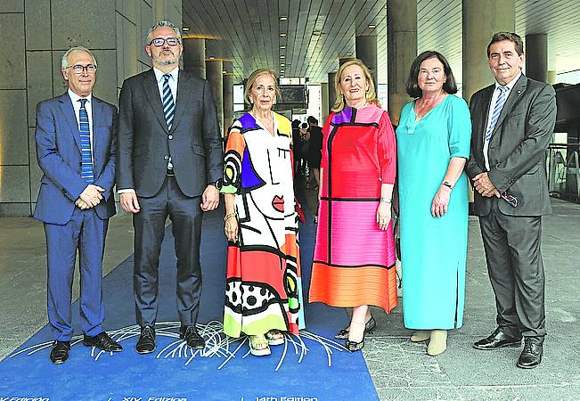 Miguel Ángel Santos, Iñigo Barrenechea, María Jesús y Begoña Cava, María Kovesdi y Juan Carlos Pérez de Unzueta.