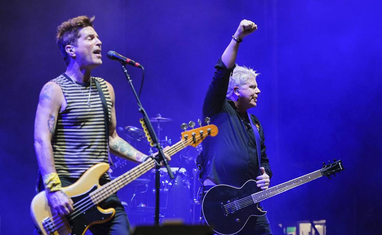 Todd Morse, bajista, y Dexter Holland, vocalista y líder de Offspring, en el coreado concierto de ayer noche como cabezas de cartel de la primera jornada del Azkena.