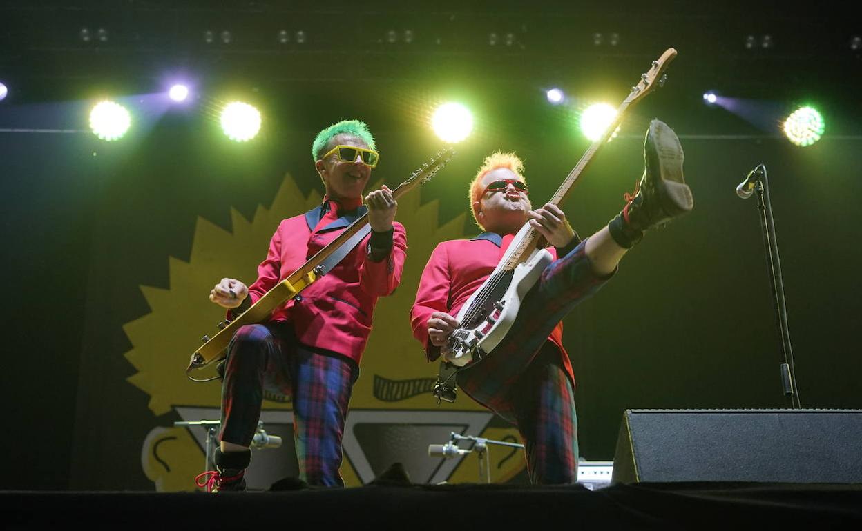 Los Toy Dolls dieron espectáculo e hicieron reír al público del Azkena.