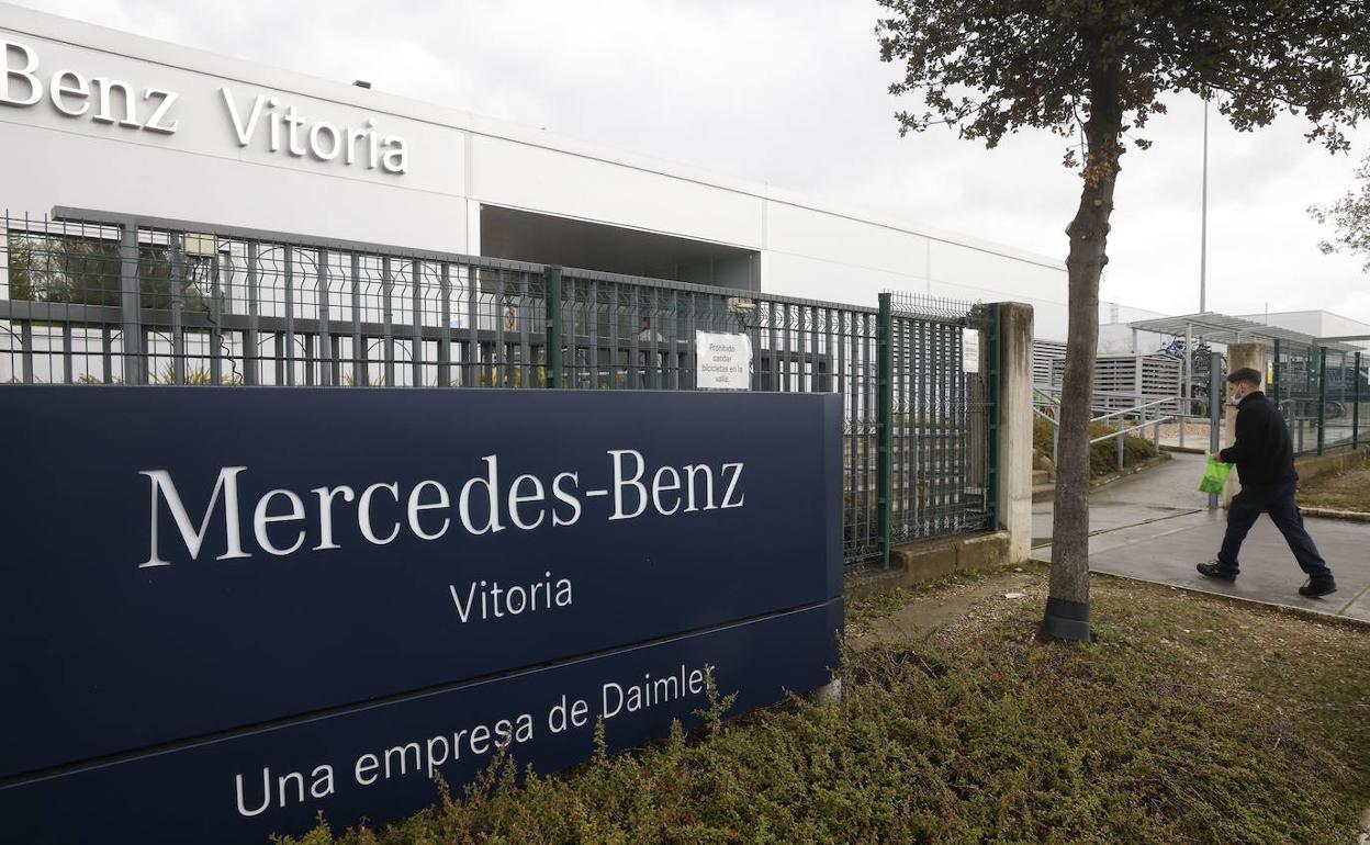 Entrada a la factoría de Mercedes Benz en Vitoria por la calle Las Arenas.