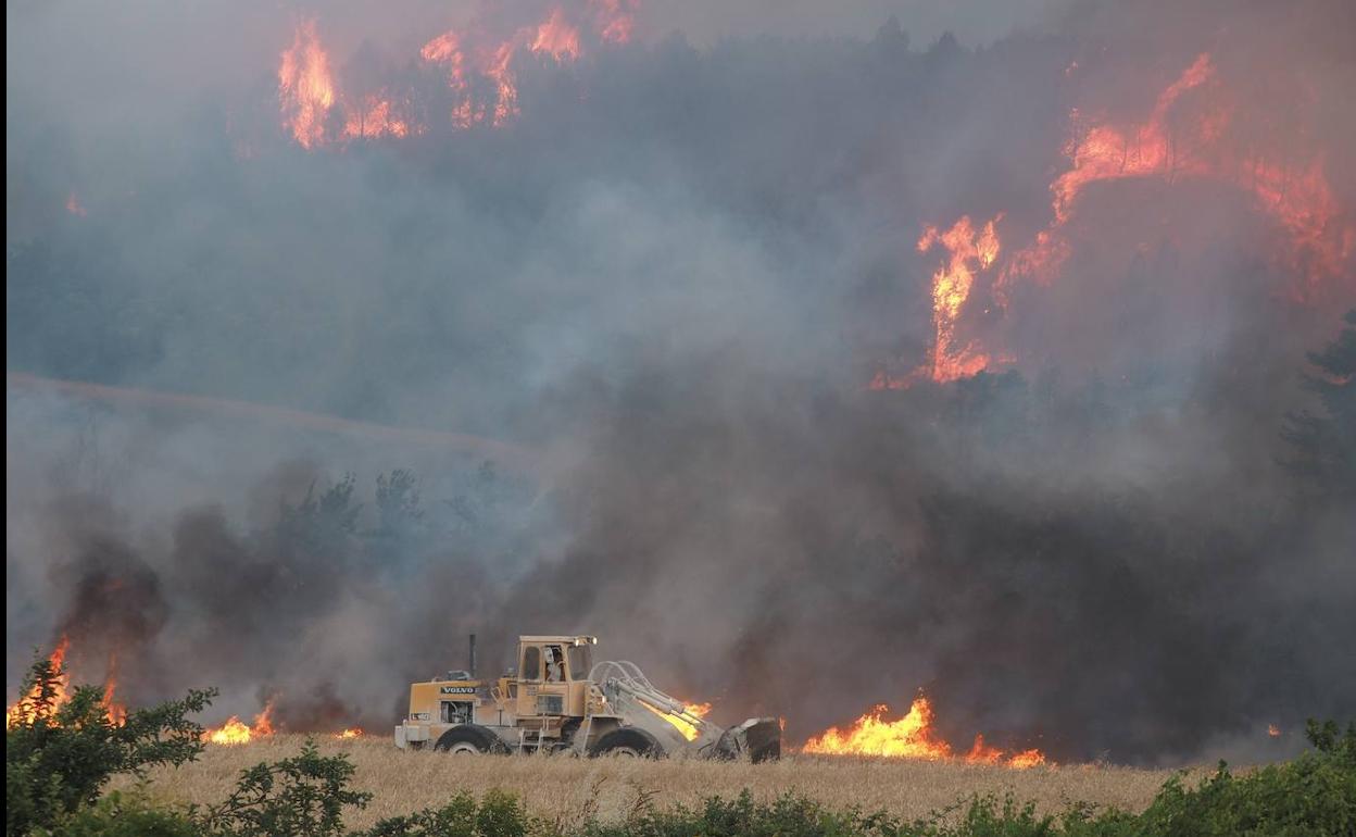 Máxima alerta en Navarra por los incendios que obligan a desalojar varios municipios