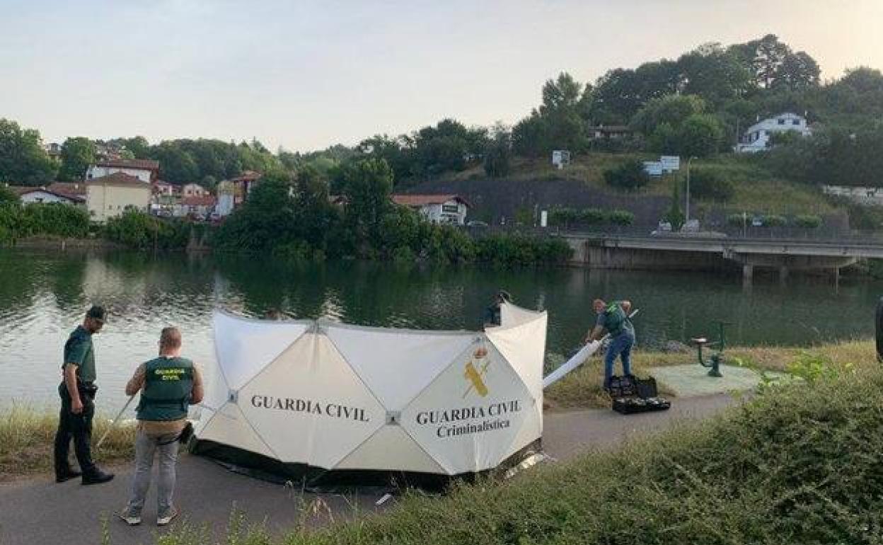 Dispositivo de la Guardia Civil tras hallar un nuevo cadáver en el río Bidasoa, en la frontera con Francia, el décimo en apenas año y medio. 