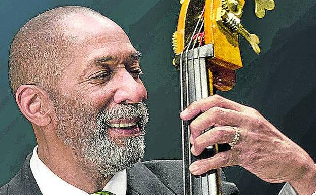 El veterano contrabajista Ron Carter.