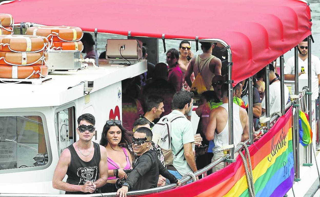 Un desfile por la ría reivindica el orgullo LGBTI desde la fiesta