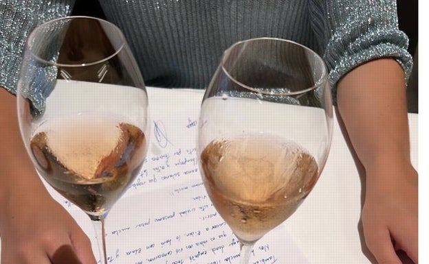 Carta de bienvenida junto al vino regalado a la pareja por el chef Asier Urbina. 