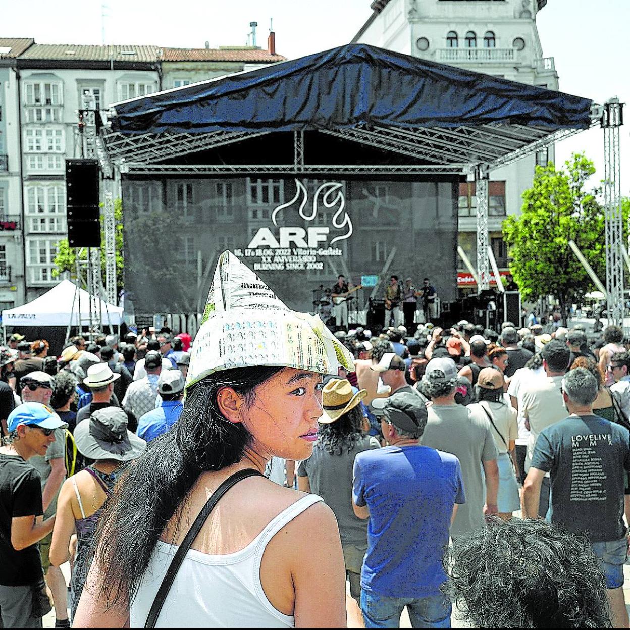 Viseras, sombreros y gorras improvisadas para capear el solazo en la plaza de la Virgen Blanca. 