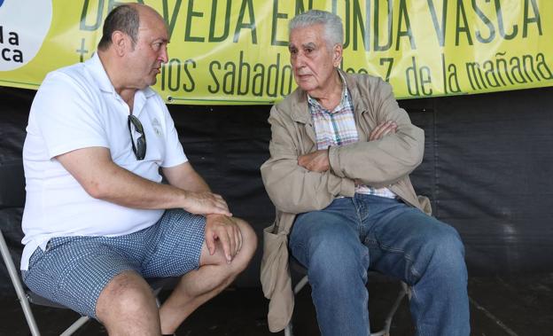 Ortuzar y Sarasketa charlan en un momento de la jornada.