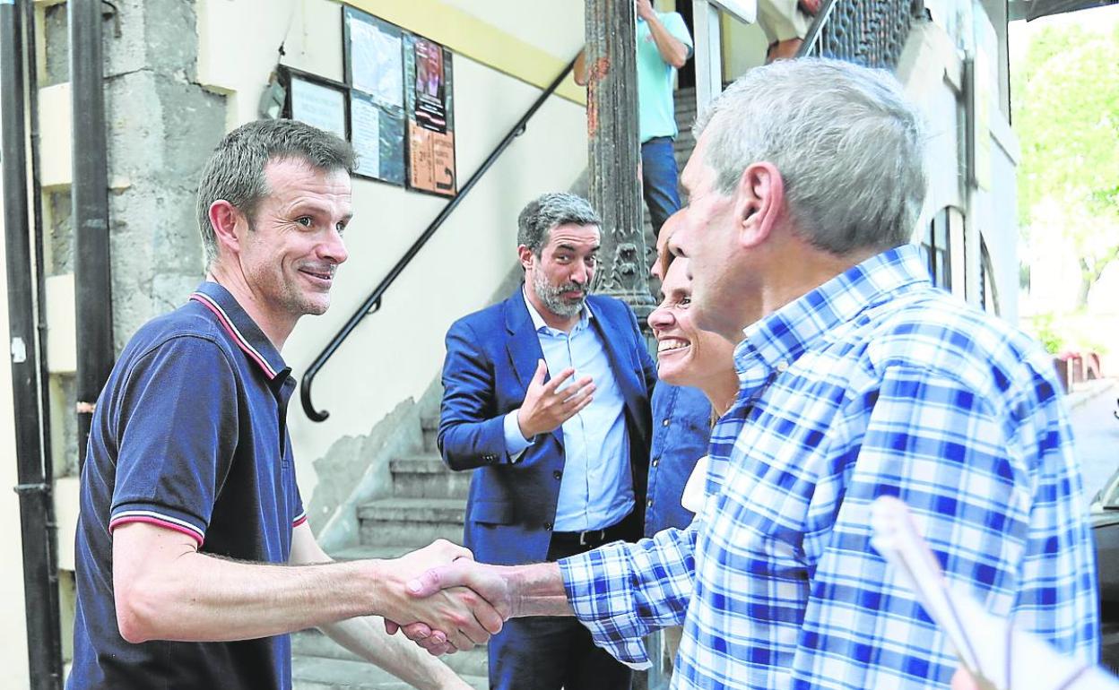 Jon Uriarte saluda a un simpatizante antes de su encuentro con los socios del jueves en Mundaka. 