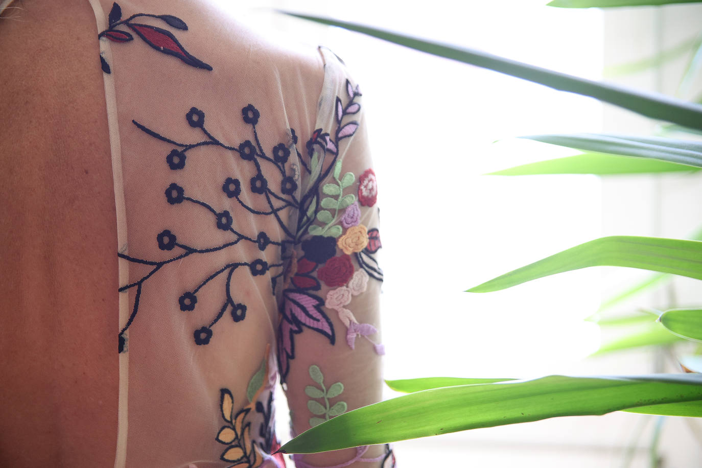 Fotos: La invitada que brilló en la lujosa boda de Nuria March con vestido y capa vizcaínas