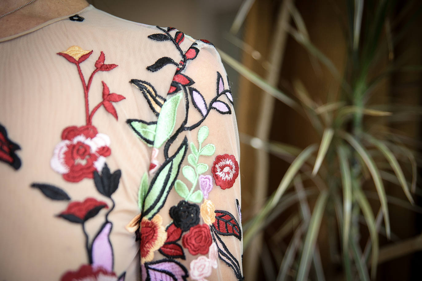 Fotos: La invitada que brilló en la lujosa boda de Nuria March con vestido y capa vizcaínas