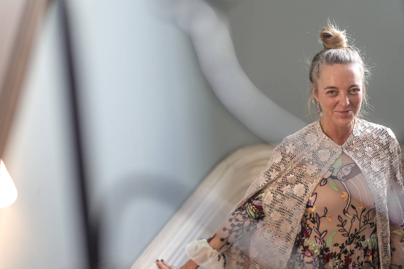 Fotos: La invitada que brilló en la lujosa boda de Nuria March con vestido y capa vizcaínas