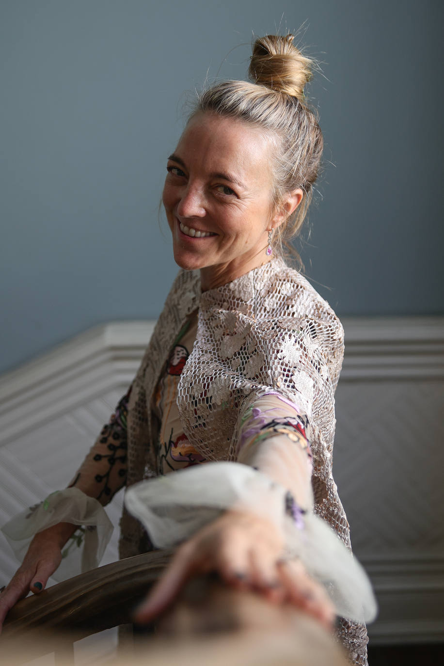 Fotos: La invitada que brilló en la lujosa boda de Nuria March con vestido y capa vizcaínas