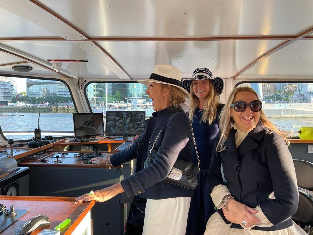 Fotos: La invitada que brilló en la lujosa boda de Nuria March con vestido y capa vizcaínas