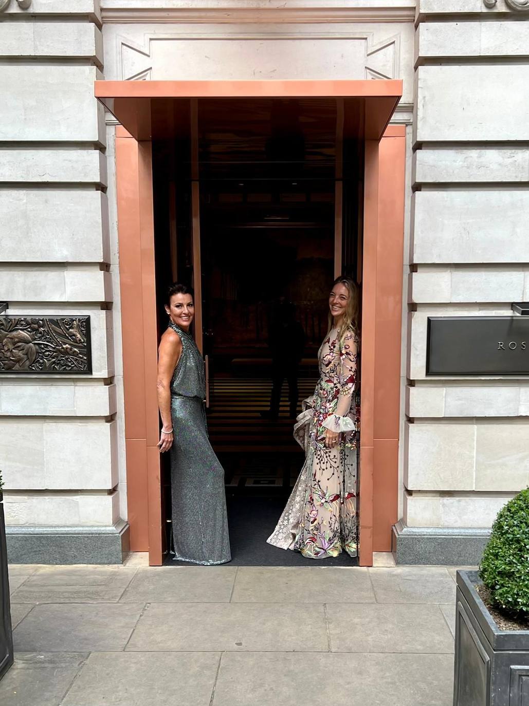 Fotos: La invitada que brilló en la lujosa boda de Nuria March con vestido y capa vizcaínas