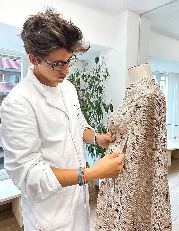 Eder Aurre observa la capa en su estudio.