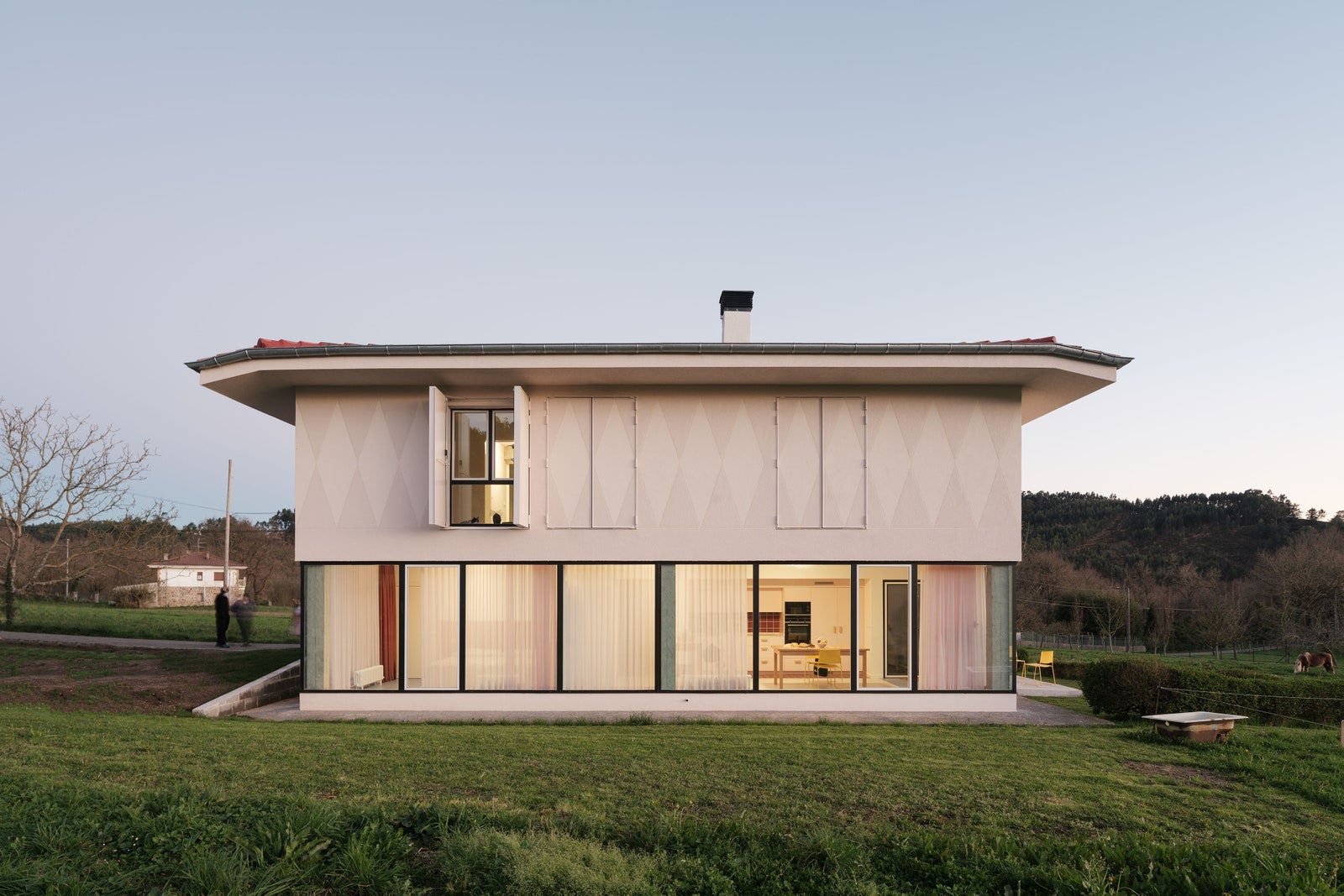 Fotos: La casa agrícola de una familia en Loiu convertida en dos viviendas para un matrimonio y su hija