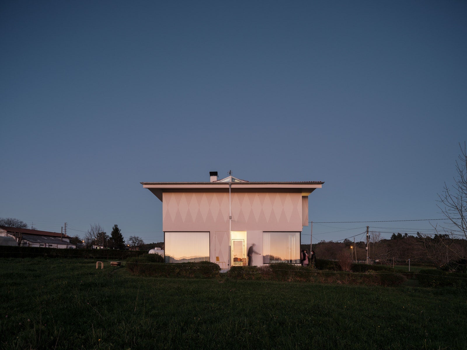 Fotos: La casa agrícola de una familia en Loiu convertida en dos viviendas para un matrimonio y su hija