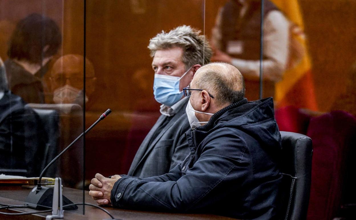 El condenado, Javier Rubia, mira a un monitor de televisión durante una vista oral. 