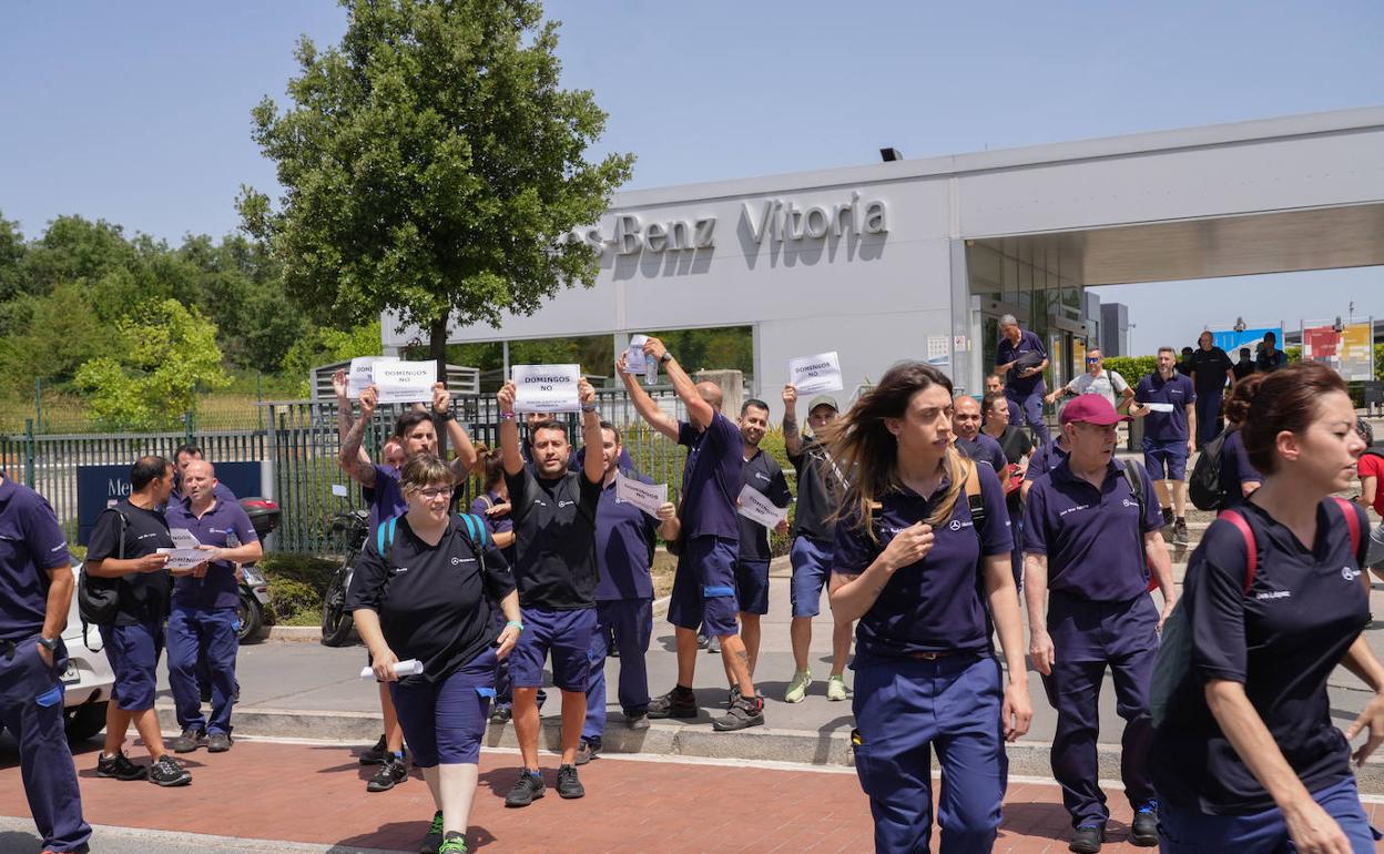 Trabajadores de Mercedes, en una movilización de la semana pasada en la planta de Vitoria.