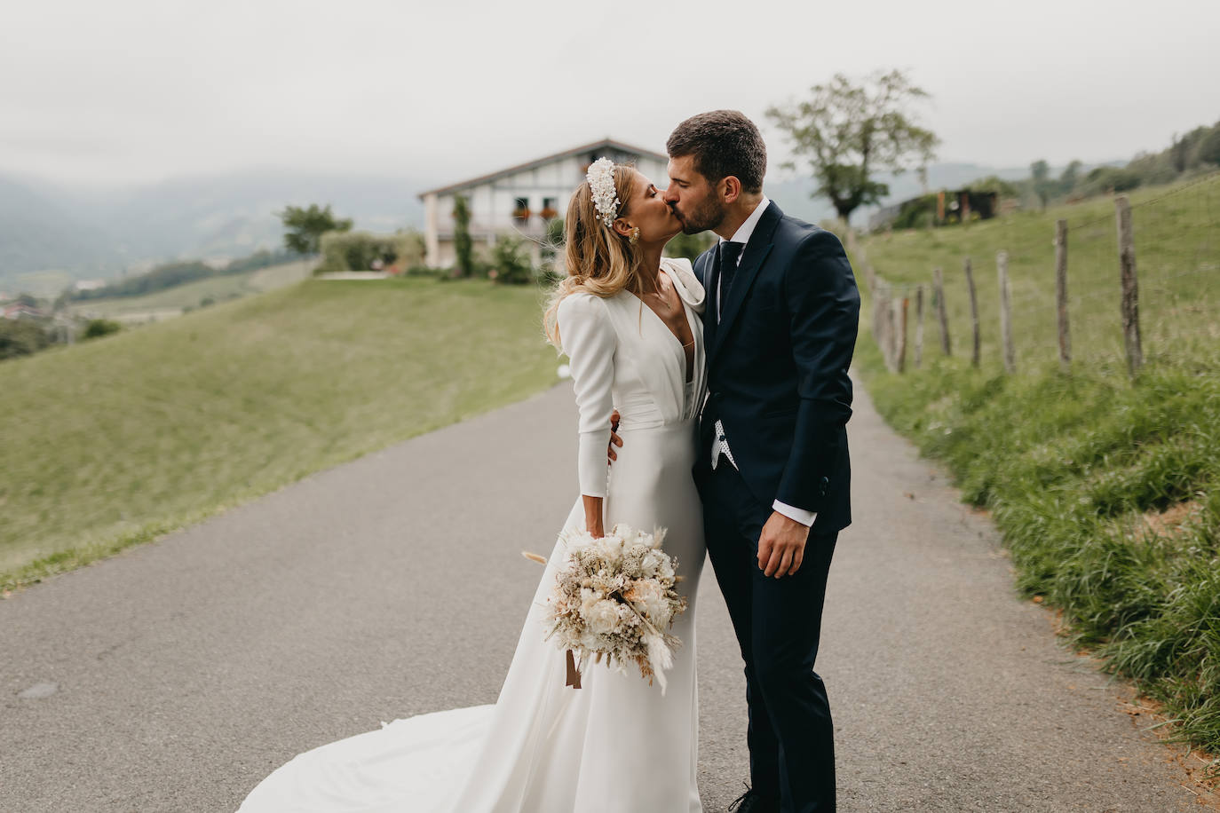 Fotos: Sí, es posible transformar un &#039;look bridal&#039; solo con los accesorios: la novia vizcaína que lo consiguió
